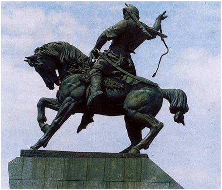 Памятник Салавату Юлаеву на берегу реки Белой (вид сбоку)